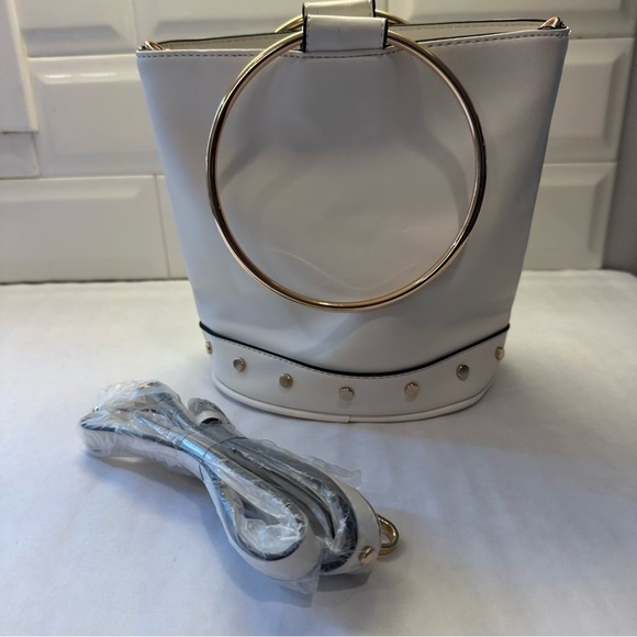 Elegant White Handbag with Gold Accents - Picture 1 of 7